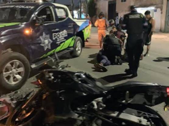 Mujer sale herida tras impactar su moto contra patrulla en Puebla capital
