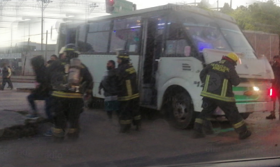 Choque entre camión y una unidad del trasporte deja varios lesionados en Puebla capital