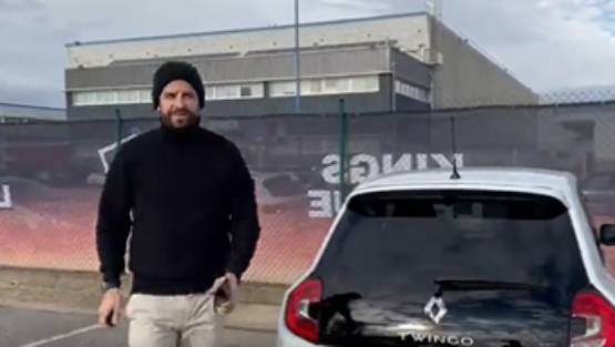 VIDEO Gerard Piqué llega a su liga en un Twingo