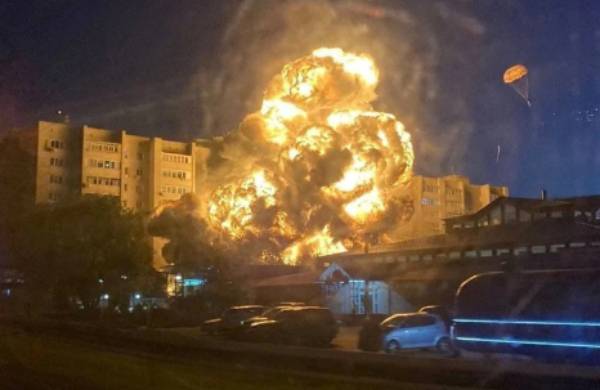 VIDEO Avión militar se estrella en departamentos de ciudad rusa