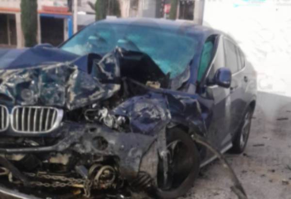 Conductor destroza su BMW frente a Walmart de Zavaleta