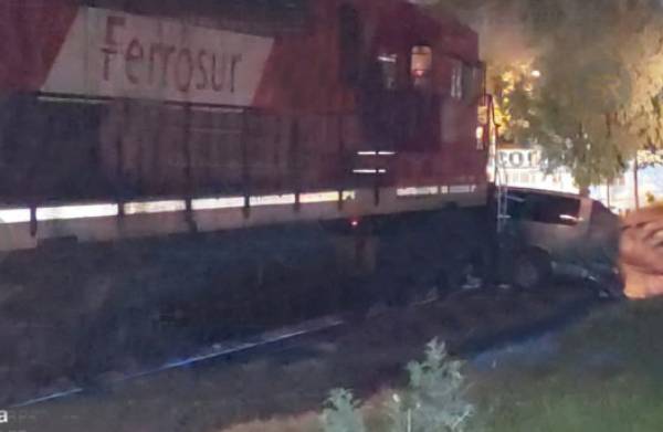 Tren arrastra 20 metros camioneta sobre la Calzada Zaragoza