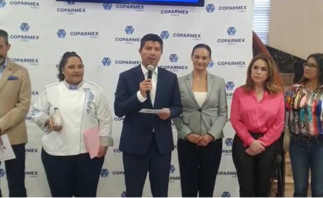 Rivera presenta el Programa Contigo Mujer