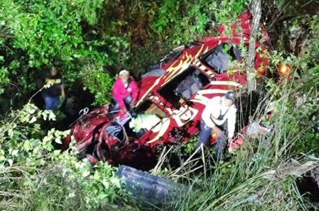 Camioneta choca y se va a barranco en la Cuacnopalan-Oaxaca; hay un muerto y 10 heridos