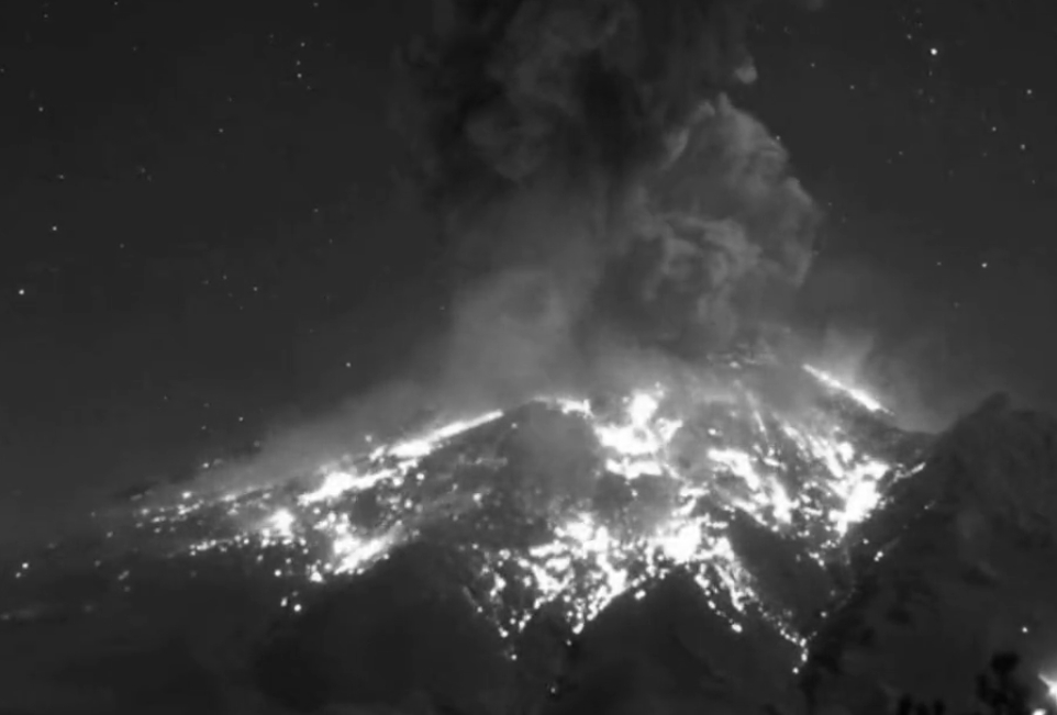 VIDEO Popocatépetl registra impresionante explosión de madrugada