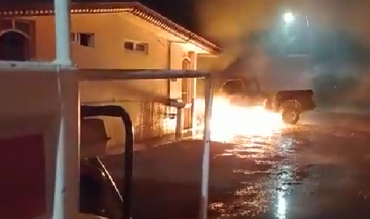 Se incendia camioneta en el municipio de Acatzingo