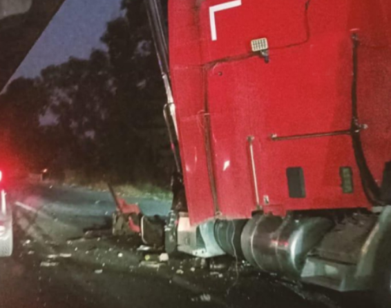 Choque entre tráiler y torton afecta circulación en la México-Puebla