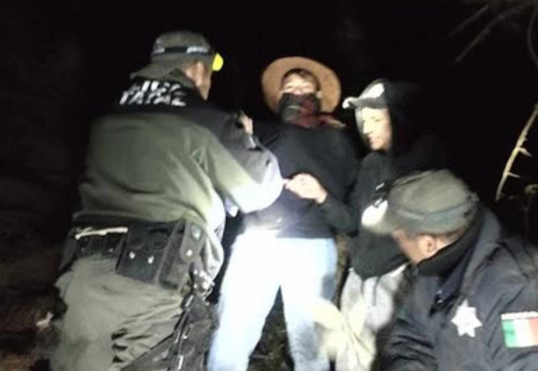 Policía de Montaña rescatan a dos jóvenes extraviados en la Malinche