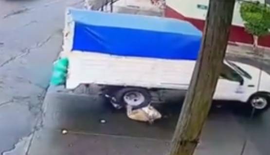 VIDEO Camioneta le pasa encima a abuelito y este sobrevive