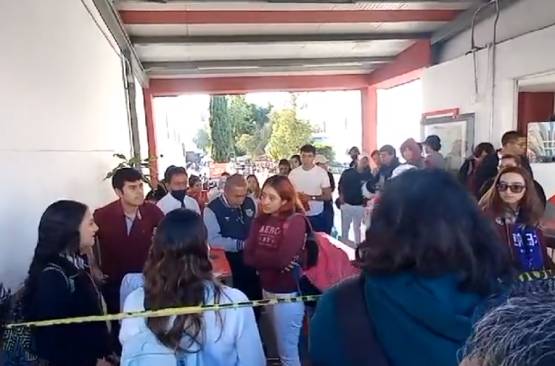 Se manifiestan estudiantes de la UPAEP ante inseguridad afuera del campus