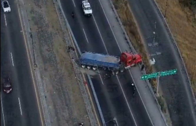 Tráiler accidentado provoca caos vial en Periférico rumbo a Amozoc