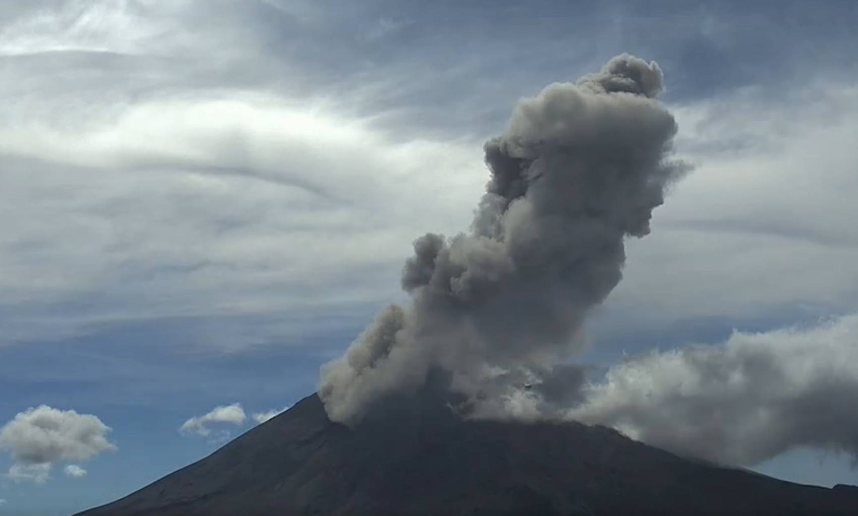 Ceniza del Popocatépetl llega hasta el Estado de México