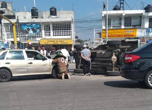Choque y volcadura deja un herido en la federal a Tehuacán