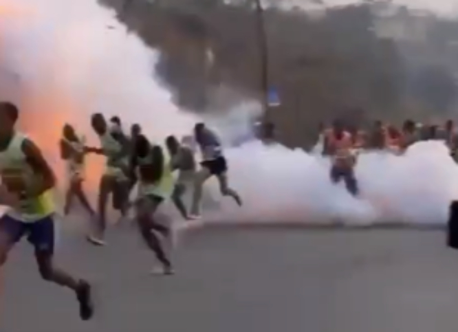 VIDEO En pleno maratón en Camerún atacan a corredores con explosivos