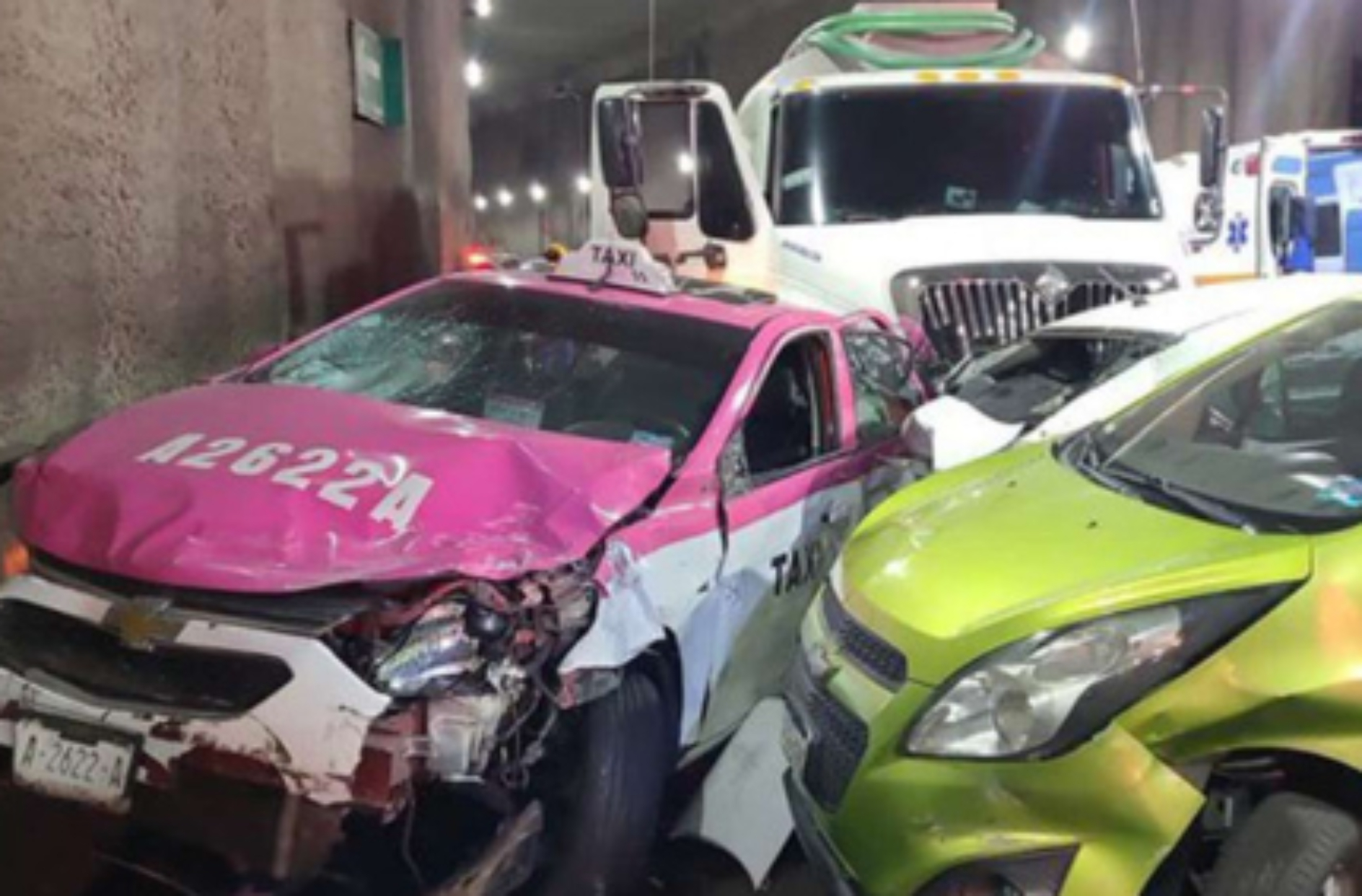 Pipa se queda sin frenos y embiste a 15 autos en la CDMX