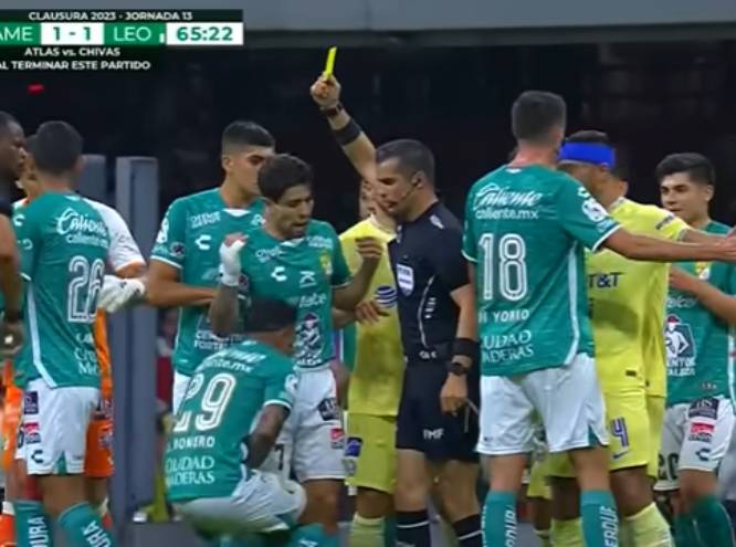 VIDEO Suspenden 12 partidos a árbitro Fernando Hernández por rodillazo a jugador del León