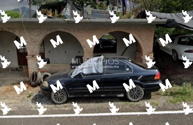 Ejecutan a dos hombres en el interior de su auto en Tlaola frente a primaria