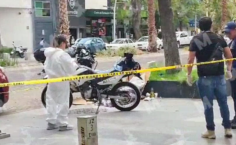 Muere hombre a un costado de jardinera de la avenida Juárez