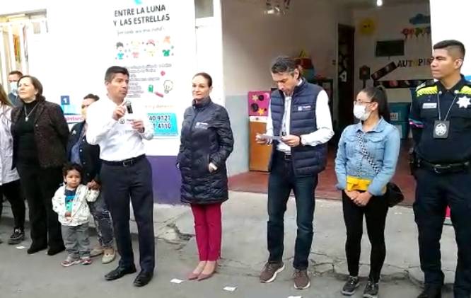 Rivera entrega becas de 700 pesos para apoyar a niños en su educación