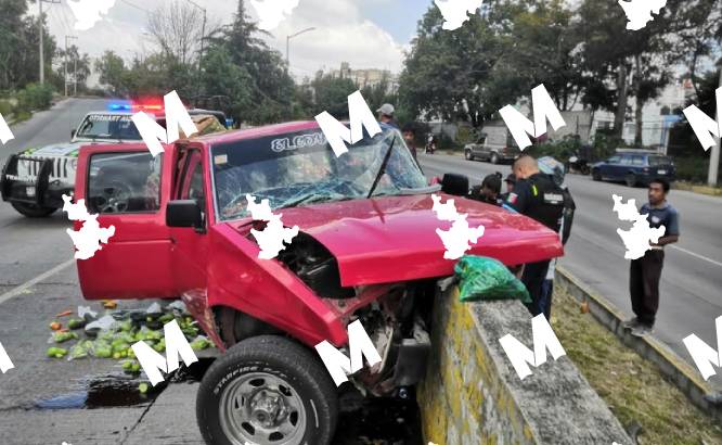 Conductor queda prensado tras chocar con muro de contención en Bulevar Municipio Libre