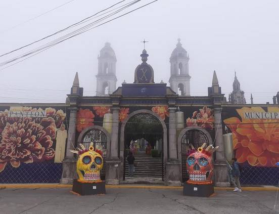 Pese al frío, miles visitan a sus muertos en Teziutlán