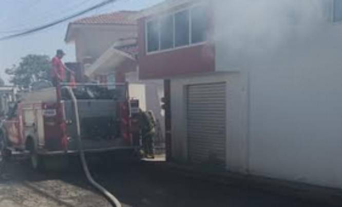 Bomberos de Texmelucan sofocan el incendio de una vivienda