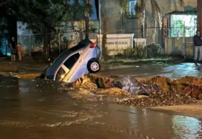 Socavón se traga auto en calles de Tonalá