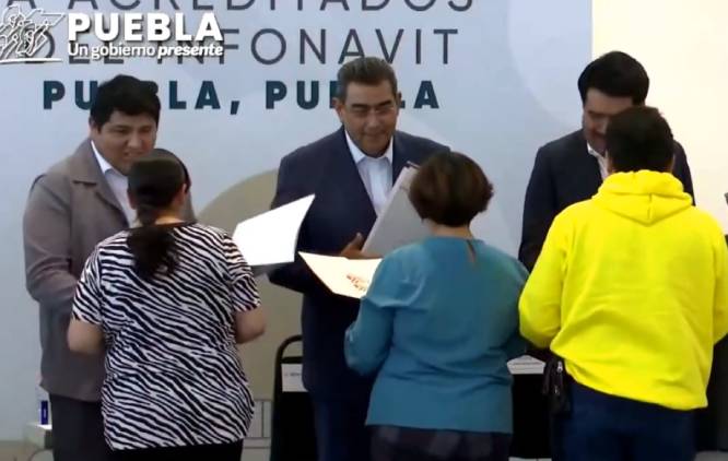 Sergio Salomón encabeza entrega de 236 escrituras a acreditados del Infonavit