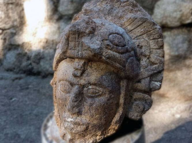 En Chichén Itzá encuentran rostro esculpido de un guerrero