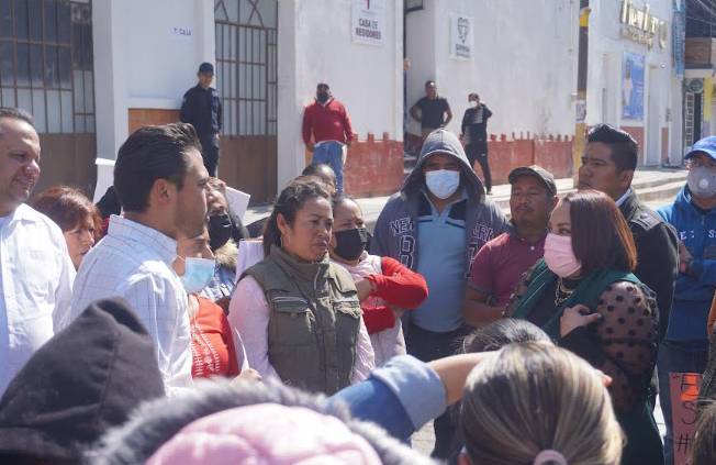 Padres de familia de secundaria se manifiestan en Tecamachalco