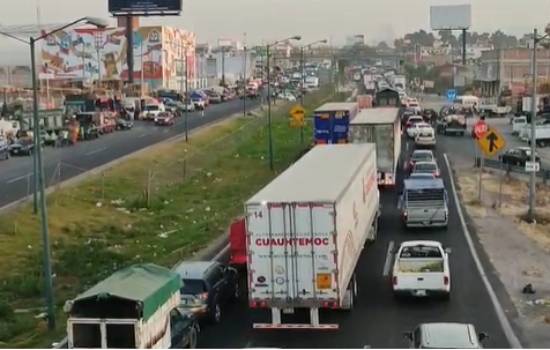 Compras navideñas en la central de abasto colapsan Vía Corta a Santa Ana