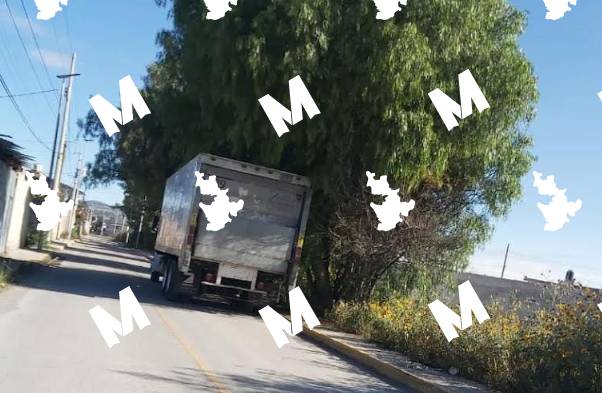 Sin mercancía, abandonan camión robado en Texmelucan