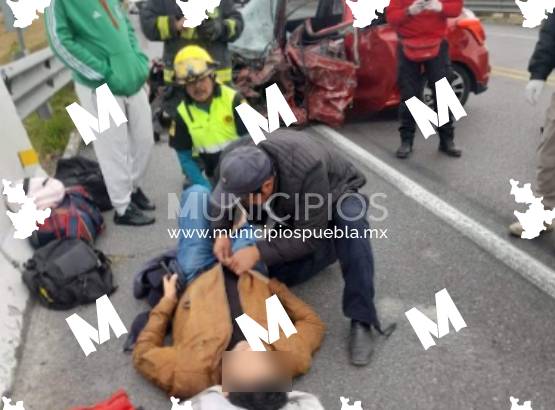 Choque frontal deja 4 personas prensadas sobre la Amozoc-Perote