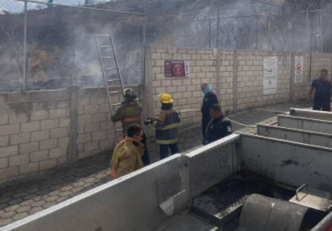 Acuden bomberos de Atlixco a detener incendio en fraccionamiento