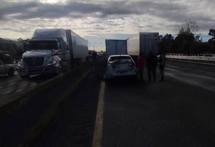 Tráiler impacta a dos autos en la México-Puebla