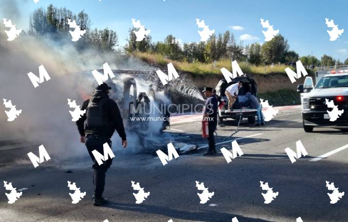 Se incendia tráiler en la autopista México-Puebla a la altura de Tlahuapan