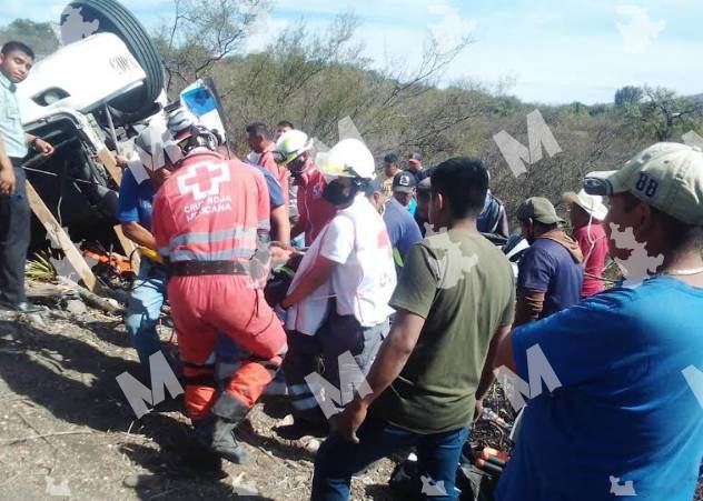 Vuelca tractocamión en la Tehuacán-Huajuapan; conductor queda prensado 