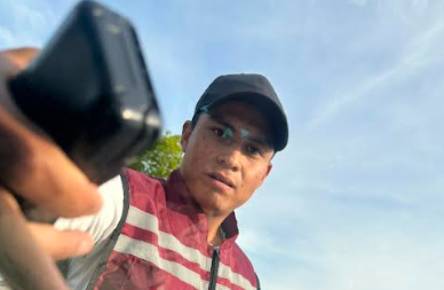 Cobrador de estacionamiento de la zona de los estadios patea auto de particular