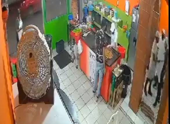 VIDEO Taquero acuchilla a compañero y luego huye caminando