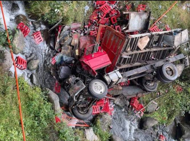 Cae a barranco camión repartidor de refresco en Chilchotla