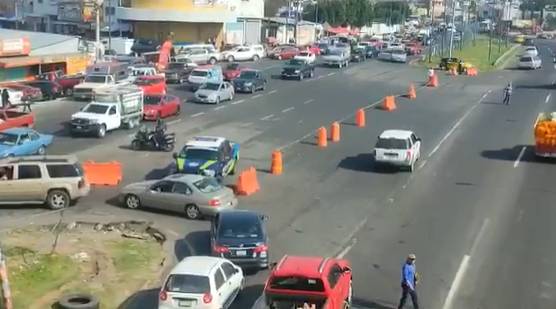 Causa caos vial cierre de la circulación para entrar a la Central de Abasto