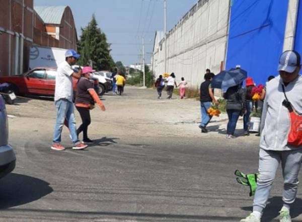Franeleros cierran acceso al panteón El Edén y cobran 30 pesos por pasar
