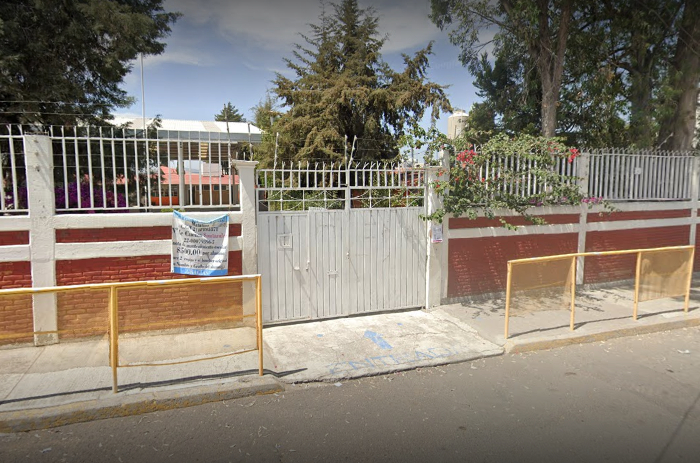 Padres de familia protestan en primaria Gabino Barreda de Puebla