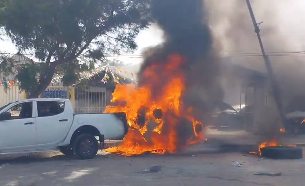 VIDEO Defraudados queman autos en un lote en Tehuacán