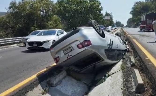 Bora se vuelca y queda en cuneta de la autopista Tlaxcala-Apizaco