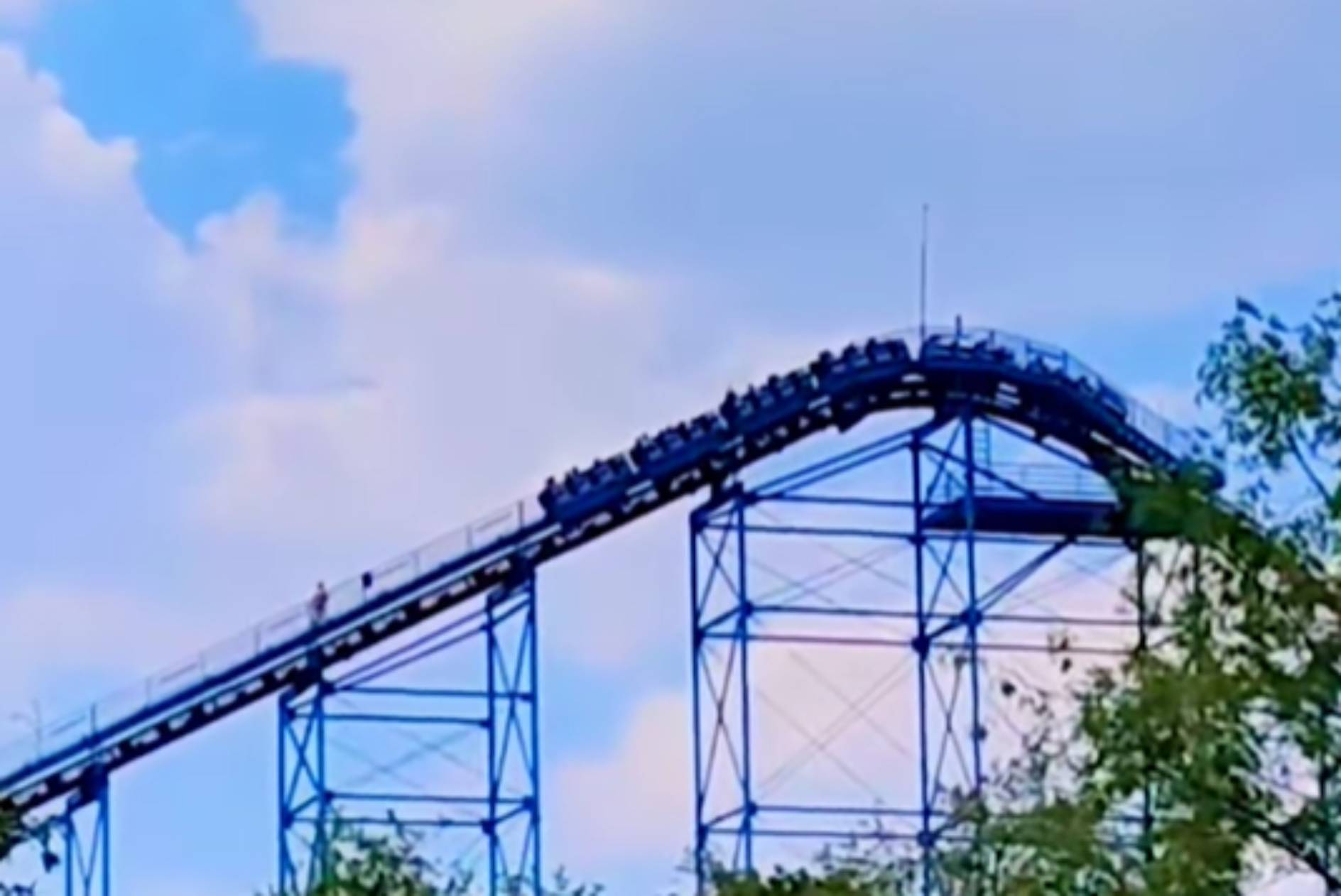 VIDEO Jóvenes se quedan atrapados en juego mecánico en Six Flags