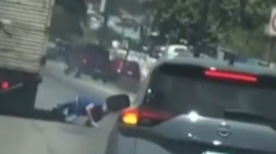 VIDEO Chofer se avienta a carretera tras quedarse sin frenos en Tijuana