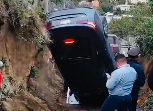 Auto se va a barranca en la región de Tochimilco 