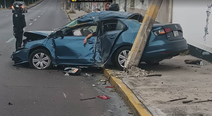 Conductor ebrio termina prensado al chocar con poste en Puebla capital