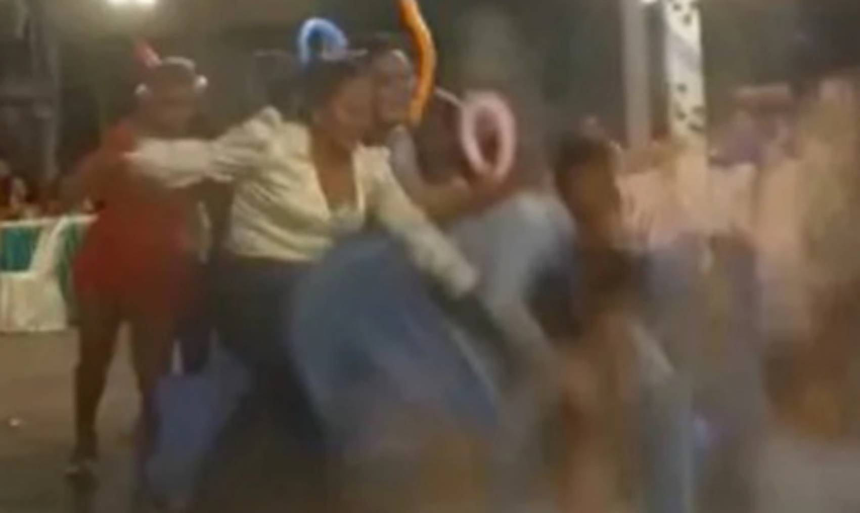 VIDEO Socavón se traga a estudiantes durante su fiesta de graduación